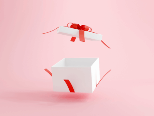 Weiße Geschenkbox mit rotem Band, die schwebt, während ein weiteres Geschenk mit Schleife darüber schwebt, vor pinkem H...