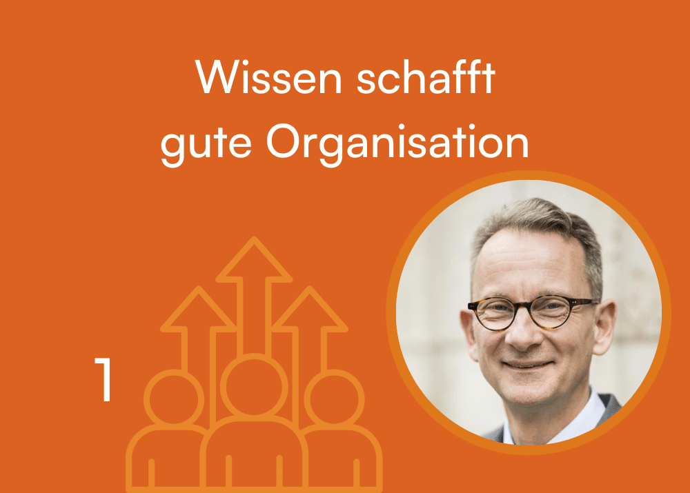 Banner mit orangefarbigem Hintergrund, Text "Wissen schafft gute Organisation", Bild eines Mannes und Symbole für Wachstum.