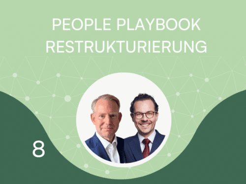 Zwei Männer in Anzügen auf einem grünen Hintergrund mit dem Titel "People Playbook Restructurierung".