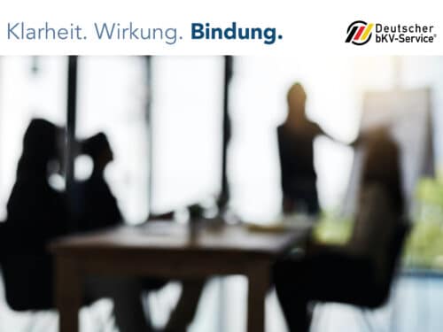 Silhouetten von Personen in einem Meetingraum, während eine Person an einer Präsentation arbeitet. Text: "Klarheit. Wirk...