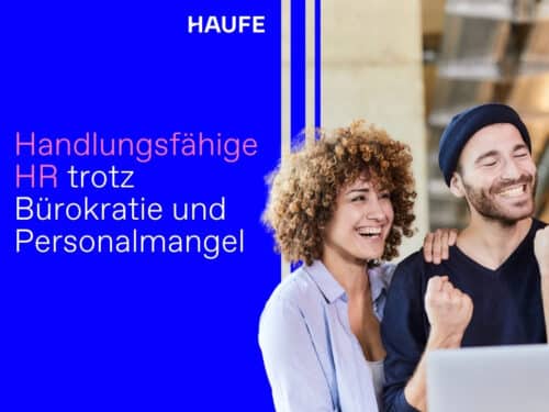 Zwei fröhliche Personen mit Laptop, eine mit lockigem Haar, feiern Erfolge. Hintergrund in Blau mit Text über HR-Herausf...