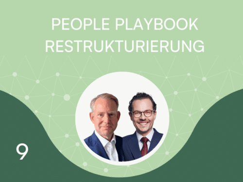 Zwei Männer in Anzügen auf grünem Hintergrund mit dem Titel "People Playbook Restructurierung" und der Nummer 9.