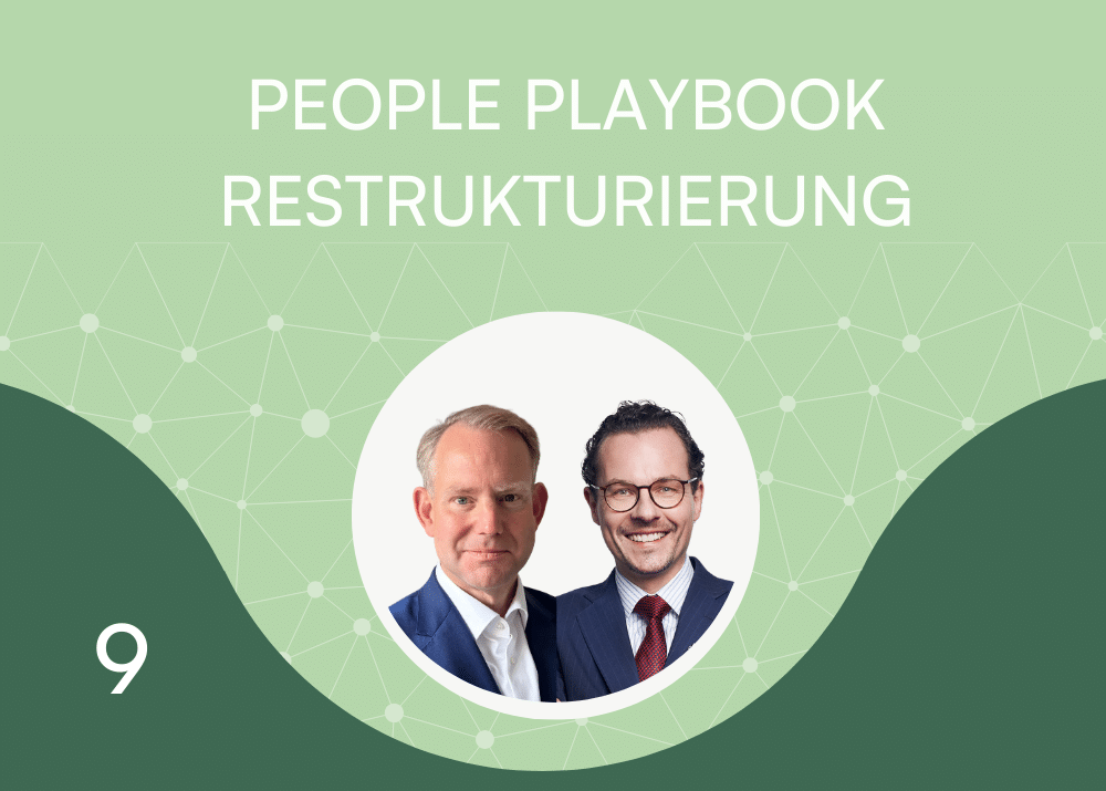 Zwei Männer in Anzügen auf grünem Hintergrund mit dem Titel "People Playbook Restructurierung" und der Nummer 9.