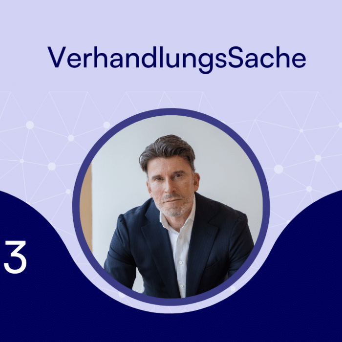 Mann in Anzug sitzt vor neutralem Hintergrund, umgeben von grafischen Elementen und dem Titel "VerhandlungsSache".