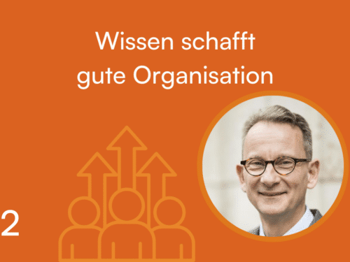 Banner mit orangefarbenem Hintergrund, Text "Wissen schafft gute Organisation" und einem runden Porträt eines Mannes.