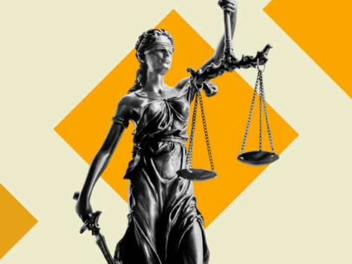 Skulptur der Justitia mit Waage und Schwert vor orangefarbenen geometrischen Formen.