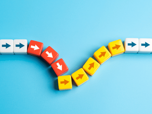 Bunte Würfel mit Pfeilen auf blauem Hintergrund, die verschiedene Richtungen anzeigen.