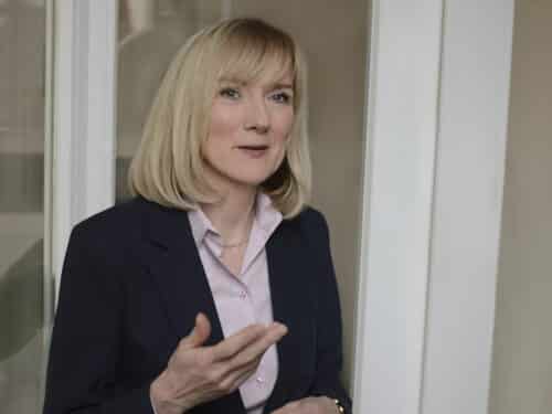 Porträt von Elke Ronneberger, Bundesvorständin der Diakonie Deutschland, in einem hellen Raum, lächelnd und gestikulier...