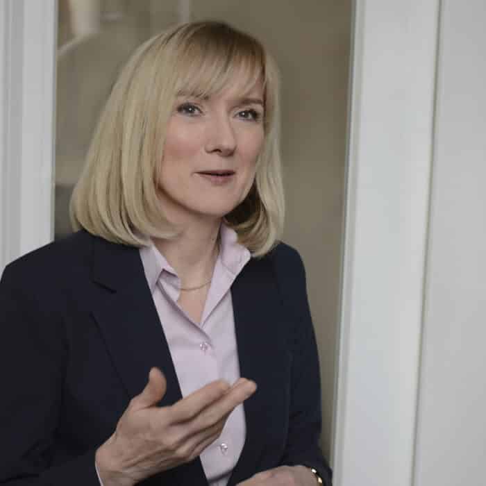 Porträt von Elke Ronneberger, Bundesvorständin der Diakonie Deutschland, in einem hellen Raum, lächelnd und gestikulier...