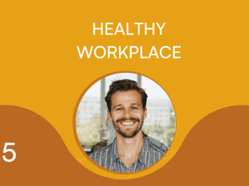 Mann mit kurzem Bart und gestreiftem Hemd lächelt vor orangefarbenem Hintergrund mit dem Text "HEALTHY WORKPLACE".