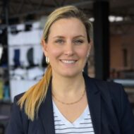 Porträt von Helena Mager, Chief People & Communications Officer bei 42grad, mit blonden Haaren und einem freundlichen Lä...
