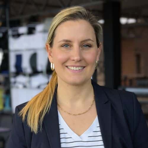 Porträt von Helena Mager, Chief People & Communications Officer bei 42grad, mit blonden Haaren und einem freundlichen Lä...
