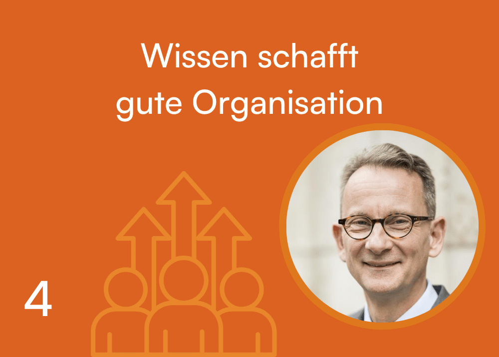 Banner mit orangefarbenem Hintergrund, Text "Wissen schafft gute Organisation" und Bild eines Mannes mit Brille.