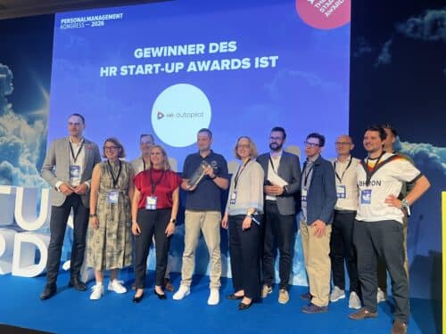 Gruppe von Menschen auf einer Bühne, die einen Preis bei den HR Start-Up Awards 2026 entgegennehmen.