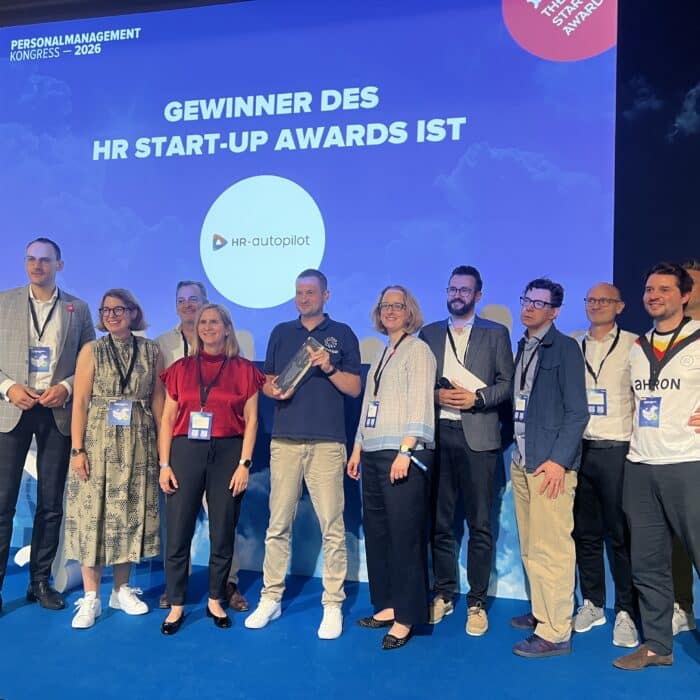 Gruppe von Menschen auf einer Bühne, die einen Preis bei den HR Start-Up Awards 2026 entgegennehmen.
