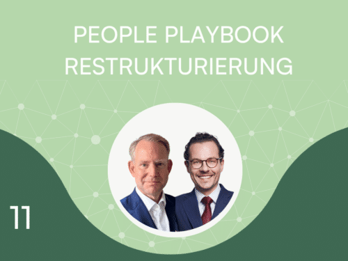 Zwei Männer in Anzügen auf grünem Hintergrund, Titel "People Playbook Restructuring" und die Zahl 11.