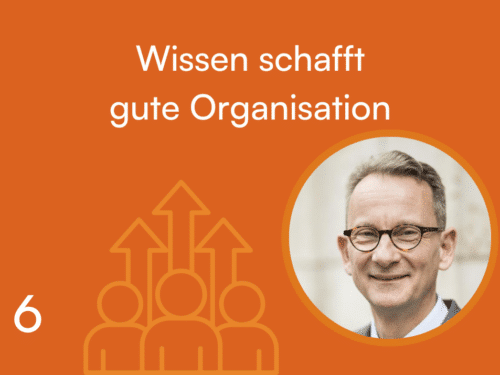 Banner mit orangefarbenem Hintergrund, Text "Wissen schafft gute Organisation" und einem Porträt eines Mannes mit Brille.