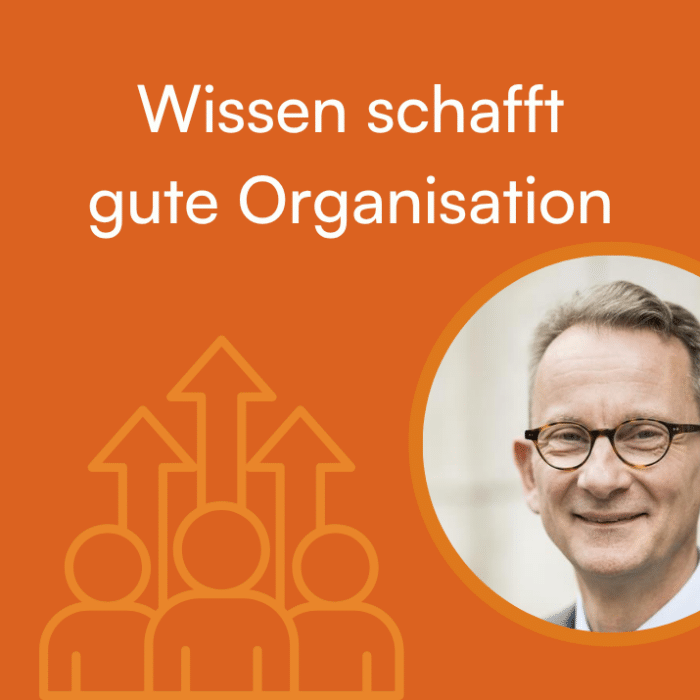 Banner mit orangefarbenem Hintergrund, Text "Wissen schafft gute Organisation" und einem Porträt eines Mannes mit Brille.
