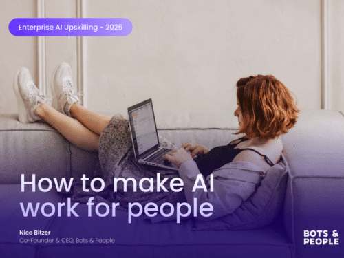 Frau sitzt auf einem Sofa und arbeitet am Laptop, umgeben von einem modernen, hellen Raum. Text: "How to make AI work for ...
