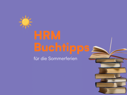 Purple banner with a yellow sun icon, large orange text 'HRM Buchtipps' and subtitle 'für die Sommerferien', plus a tall stack of books on the right.