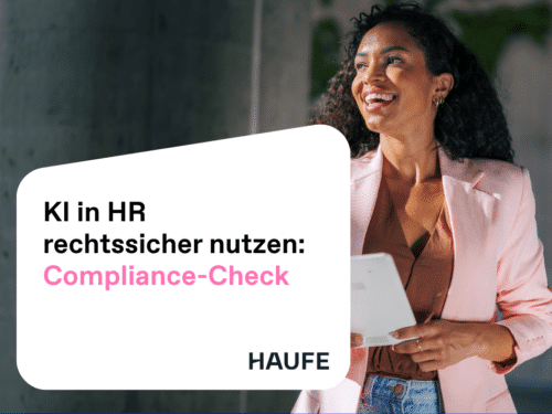 Frau mit Smartphone in der Hand, lächelnd, vor einer modernen, urbanen Kulisse; Text über KI und Compliance im HR.