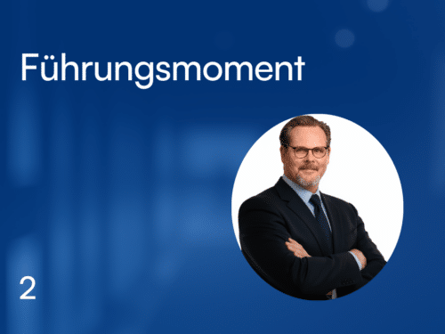 Grafik mit dem Titel "Führungsmoment 2", zeigt einen Mann in Anzug mit verschränkten Armen vor einem blauen Hintergrund.