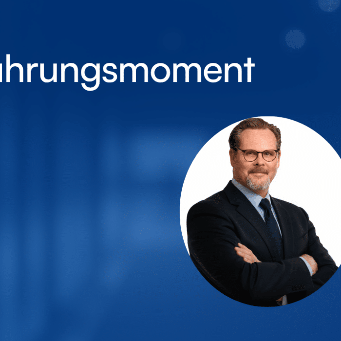 Grafik mit dem Titel "Führungsmoment 2", zeigt einen Mann in Anzug mit verschränkten Armen vor einem blauen Hintergrund.