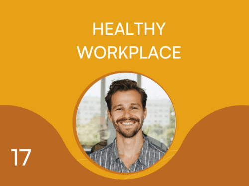 Mann mit lächelndem Gesicht in gestreiftem Hemd vor orangefarbenem Hintergrund mit dem Text "HEALTHY WORKPLACE".