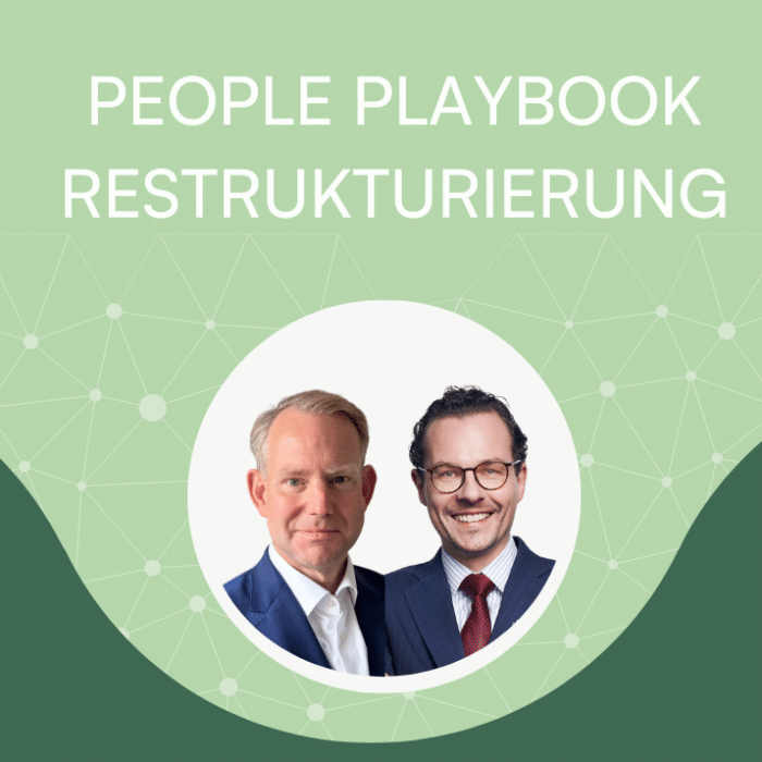 Zwei Männer in Anzügen, umgeben von einem grafischen Hintergrund in Grün, mit dem Titel "People Playbook Restrukturieru...