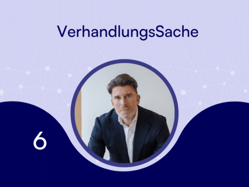 Mann in Anzug sitzt vor hellem Hintergrund, umgeben von grafischen Elementen und dem Titel "VerhandlungsSache 6".