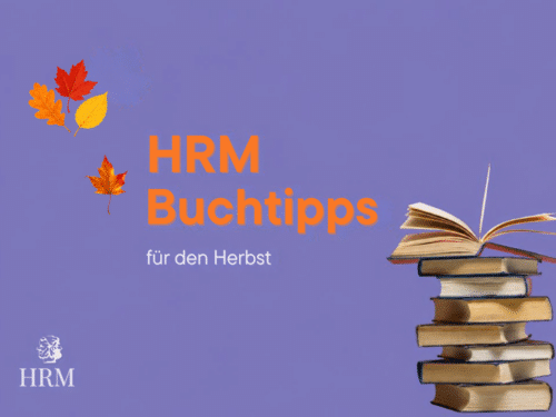 Bunte Herbstblätter und ein aufgeschlagenes Buch über einem Stapel Bücher, mit dem Text "HRM Buchtipps für den Herbst".