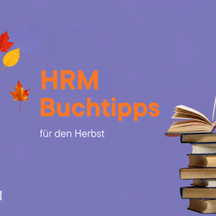 Bunte Herbstblätter und ein aufgeschlagenes Buch über einem Stapel Bücher, mit dem Text "HRM Buchtipps für den Herbst".